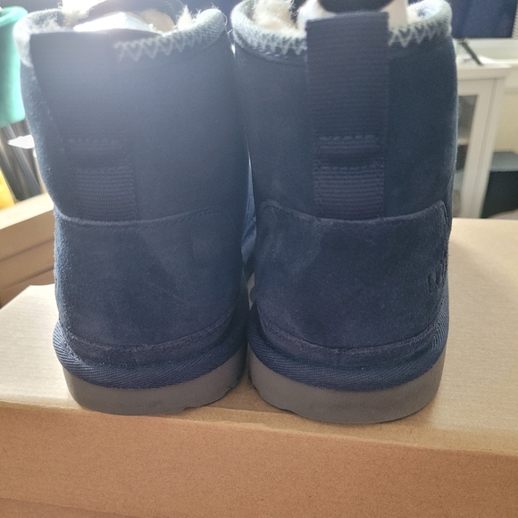 Ugg Neumell ll Tasman Big Kid Size 6. I'm the color Navy blue. Great Condition. - Picture 4 of 8
